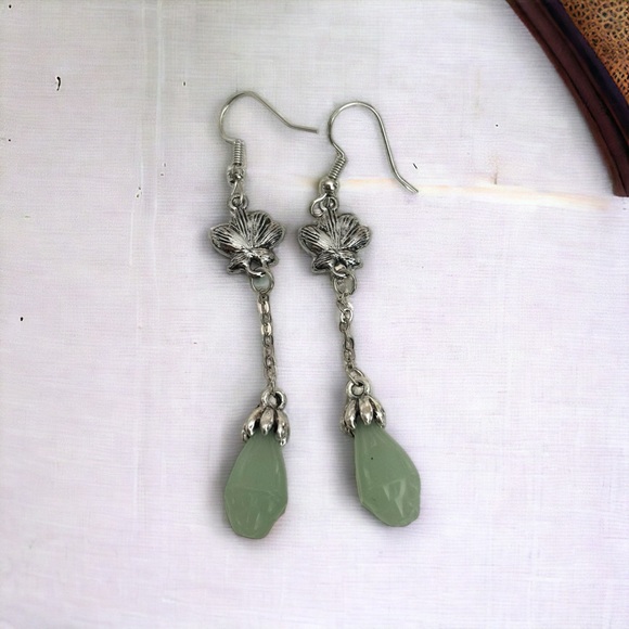 SILVER AND GREEN JADE LOTUS FLOWER DROP EARRINGS - Picture 5 of 8